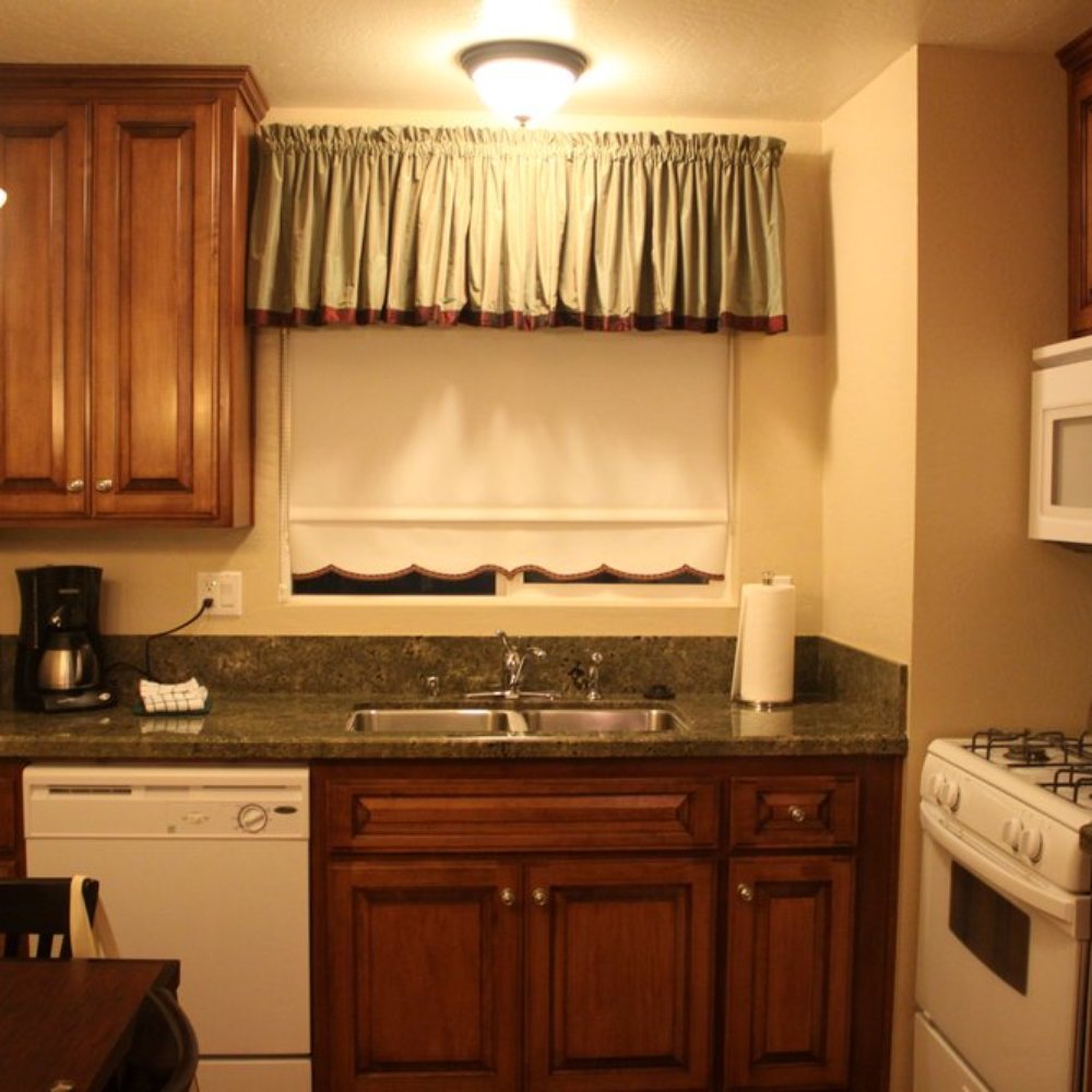 Bay Meadows Resort - the kitchen - Resorts Near Me - Big Bear Lake, California