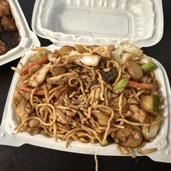 The Golden Moon - Chicken lo mein