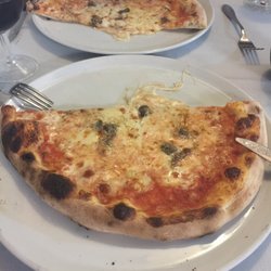 L'ancora - Anchovies, capers, and extra mozzarella. The crust even has a nice hint of saltiness to it.