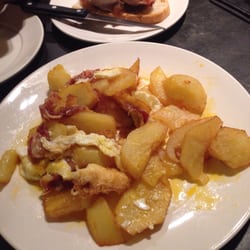 Huevos rotos y pintxu de medallones de solomillo con cebolla caramelizada