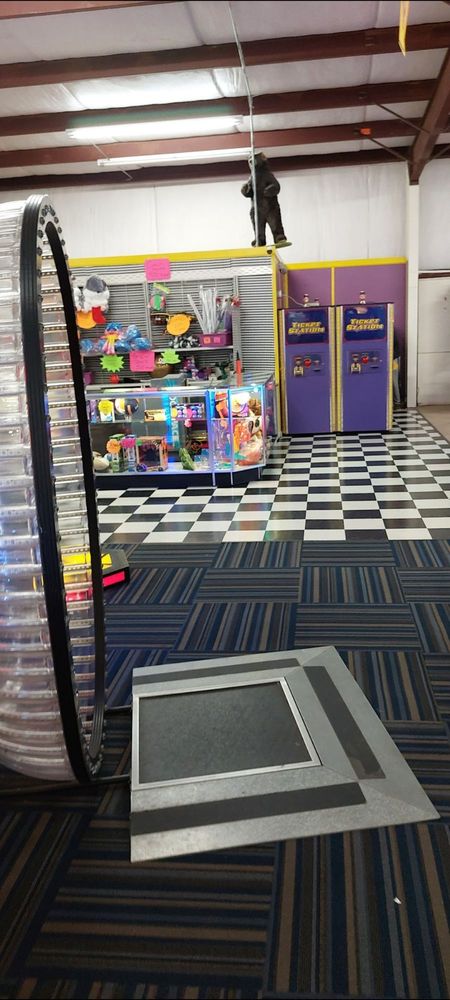 Mini Putt Family Entertainment Center Logo