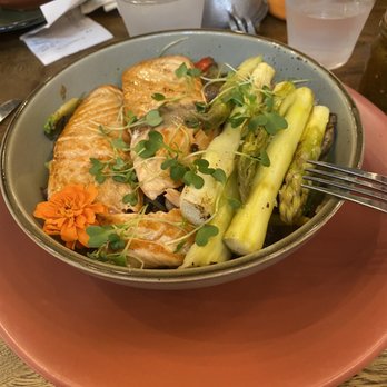 Ojo de Agua - Thai bowl with salmon - Mexican Near Me - Miami, Florida