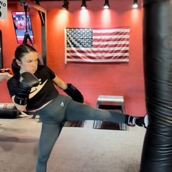 9Round Kickboxing Fitness - Heavy bag at Round 6