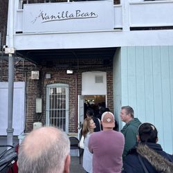 Vanilla Bean Creamery - Line out the back door!