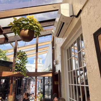 Garp & Fuss - Inside seating - American Near Me - Winter Park, Florida