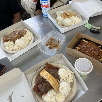 Rainbow Drive-In - Loco Moco Plate BBQ BEEF PLATE CHILI FRIES Mix Plate - Hawaiian Near Me - Honolulu, Hawaii