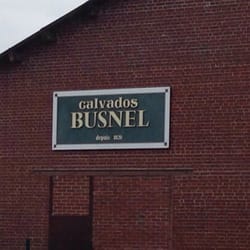 Distillerie Busnel - Logo à l'entrée