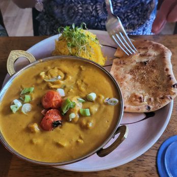 The Thatched Cottage - Chicken curry wirh rice and Naan bread - Restaurants Near Me - Nenagh, TA
