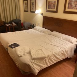 Gran Hotel Cervantes - Double beds. Very confortable. Free Wi-Fi. Chairs and table for a drink/chat. Of course flat TV. Magnificent balcony. Great room