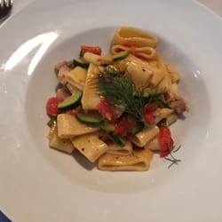Tre Panoce - Nudeln mit Seeteufel , Tomaten und Zucchini. Ausgesprochen gut !