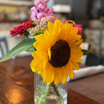 Brick House Mercantile & Artisan Kitchen - table center piece - Comfort Food Near Me - Dousman, Wisconsin
