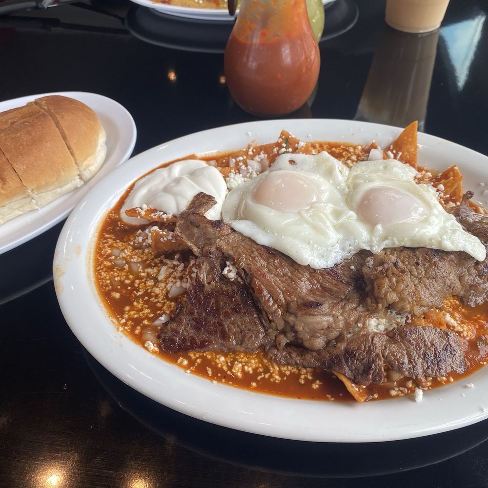 Chilaquiles rojo con huevos estrellados y carne asada Chilaquiles rojo con huevos estrellados y carne asada