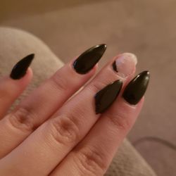 Pauline's Nail Spa - Broken nail after three days