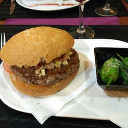 Meson Nova Vinya - Hamburguesa con revuelto de huevo y bacon