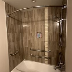 Inn at Nye Beach - Shower curtains are overrated right?