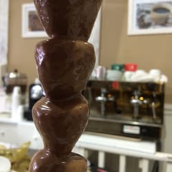 Chocolate Araucária - Chocolate com chocolate, no espeto. Cerca de 8 reais, cada.