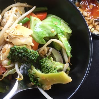 Koh Kitchen - Gewokte groente met oestersaus - Thai Near Me - Amsterdam, New Hampshire