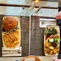 Friedrich's - Hühnchen-Bacon-Ananas-Burger und Grillteller
