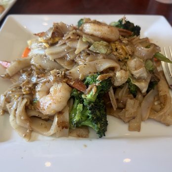 Thai Basil - Pad se ew with shrimp - Thai Near Me - Capitola, California Thai Basil - Pad se ew with shrimp - Thai Near Me - Capitola, California