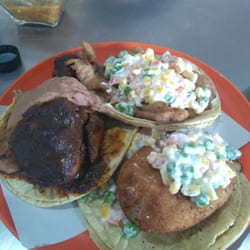 Tacos La Bici - Sabrosos tacos de guisado... En esta ocasión: pollo con mole, croqueta de atún y el último de Miranda con ensalada