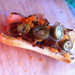 George's Burgers - Hoyo en uno, hot dog con queso amarillo tocino y doritos