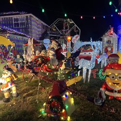 9697 Locust Ave. Christmas Lights