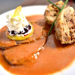 Prager Botschaft - "Svíčková" - böhmischer Sauerbraten mit Wurzelgemüserahmsauce verfeinert mit frischem Zitronenthymian, hausgemachte Karlsbader-Knödel