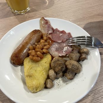 Hampton by Hilton Nuneaton - Buffet breakfast - Hotels Near Me - Nuneaton, WAR