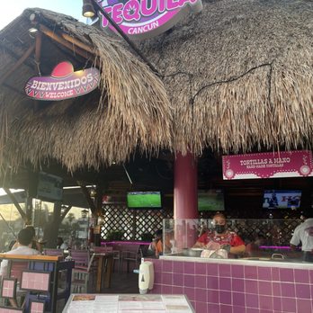 Taco y Tequila - Someone is there at the entrance making handmade tortillas - Tacos Near Me - Cancún, ROO Taco y Tequila - Someone is there at the entrance making handmade tortillas - Tacos Near Me - Cancún, ROO