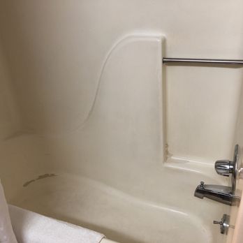 Quality Inn & Suites Airport - Tub doesn't look clean & it's peeling - Hotels Near Me - Flint, Michigan
