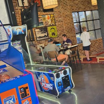 Ale & Ivy - Sports Bars Near Me - Spring, Texas