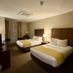 Comfort Inn & Suites - 2 Queen Sized Beds