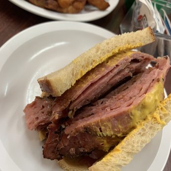 Lester's Deli - Delis Near Me - Outremont, Quebec