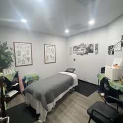 Soloway Chiropractic Orange - Massage therapy treatment room