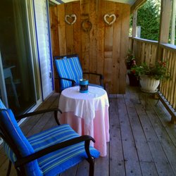 Sechelt Inlet B&B - Guest seating on your private deck