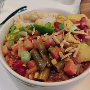 Le Chef - Husband's bowl $14.99. Syrian chicken, mixed vegetables, hummus and bulgur. - Middle Eastern Near Me - Montreal, Quebec