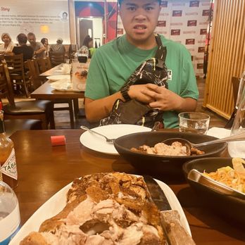 Max's Restaurant - Seattle - Crispy pata - Filipino Near Me - Tukwila, Washington