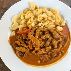 Restaurant Schlosshof - Rindsfiletstreifen Stroganoff serviert mit Spätzli