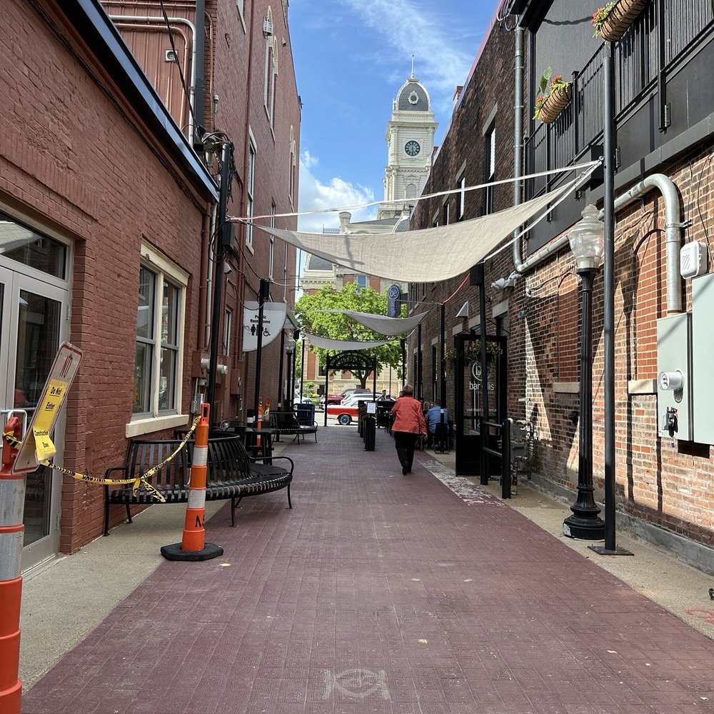 Bar Ellis - Approach to restaurant from free parking garage - Noodles Near Me - Noblesville, Indiana