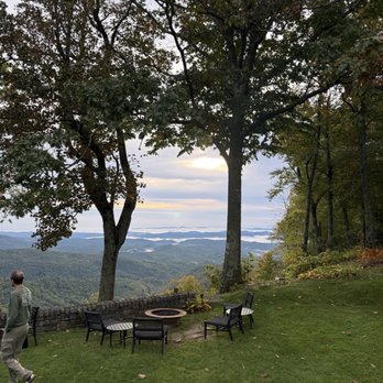 Gideon Ridge Inn - Beautiful view of Gideons ridge Inn grounds and view - Hotels Near Me - Blowing Rock, North Carolina