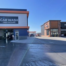 The entrance. On the right you will see 2 lines. Membership and single wash.
