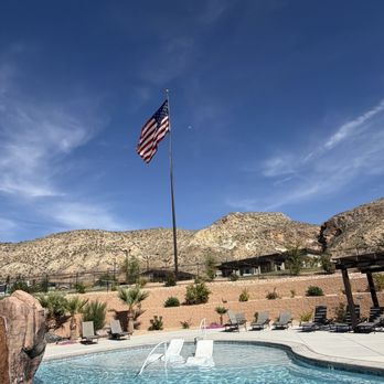 Gateway Luxury RV Resort - Pool on beautiful day - RV Parks Near Me - La Verkin, Utah