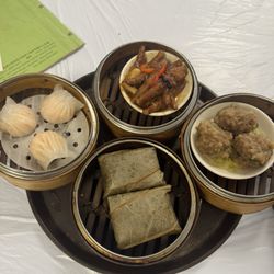 伊斯蘭中心餐廳 - Chicken feet, shrimp hargaw beef balls and steam chicken rice in lotus leaf