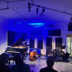 88.9FM WDNA - WDNA Jazz Gallery before the performance.