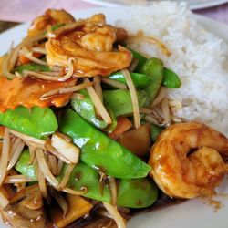 Evergreen Chinese Restaurant - My Shrimp w/ Snow Peas & Bean Sprouts, Subtle sauce, perfect balance of flavor w/ best hot & sour soup & spring roll too!