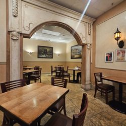 Bistro Tupaz - Interior