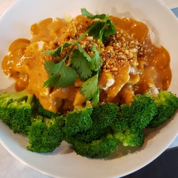 Paste Thai - Praramrong Song - curried peanut sauce served over steamed vegetables with chicken - Thai Near Me - Davis, California