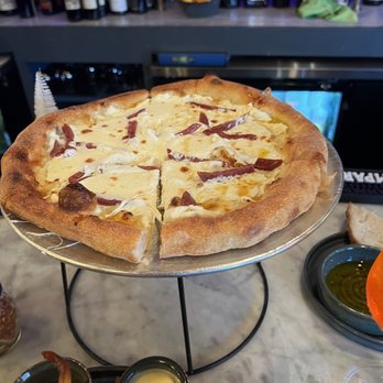 Quartiere - Diavolo bianco - Pizza Near Me - Stamford, Connecticut Quartiere - Diavolo bianco - Pizza Near Me - Stamford, Connecticut