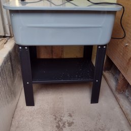 20 gallon parts washer. Looks nice but doesn't work. 20 gallon parts washer. Looks nice but doesn't work.