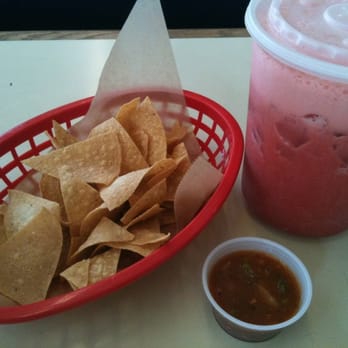 El Rincon Chilango - Free chips and salsa with a strawberry agua fresca - Mexican Near Me - Santa Ana, California